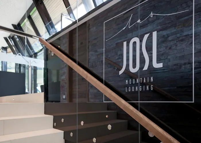 Josl Mountain Lounging - Adults Only! אוברגורגל