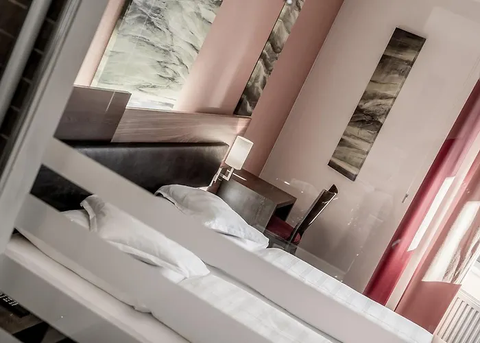 מלון Josl Mountain Lounging - Adults Only! 4*