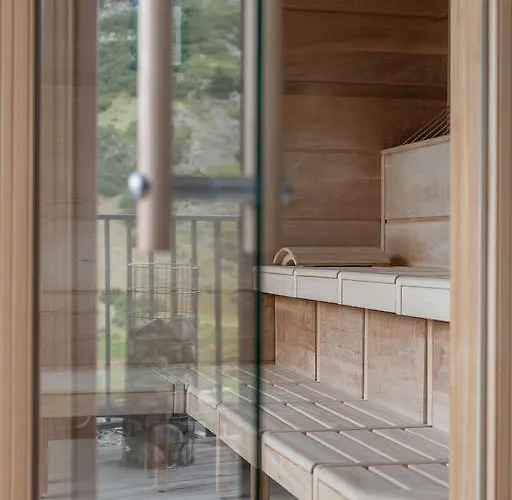 Josl Mountain Lounging - Adults Only! אוברגורגל