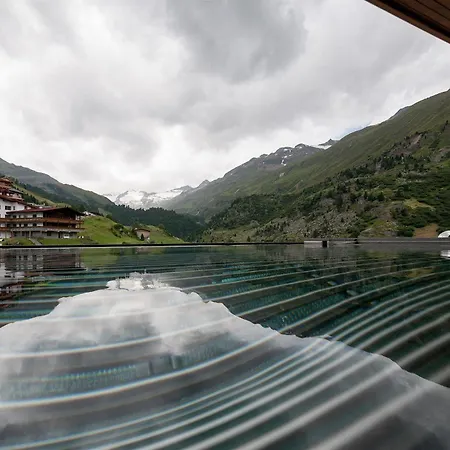 Отель Josl Mountain Lounging - Adults Only! Обергургль